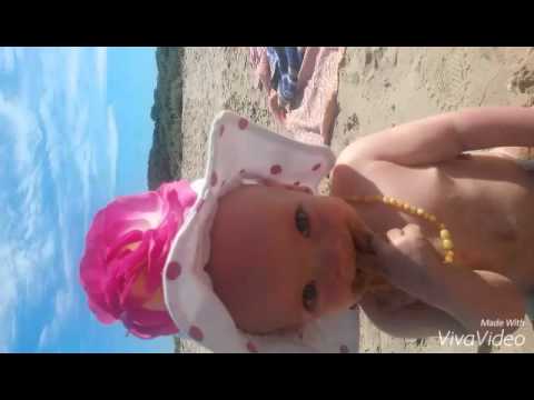 Twinzees eat ... i mean "at" the beach 😉💗