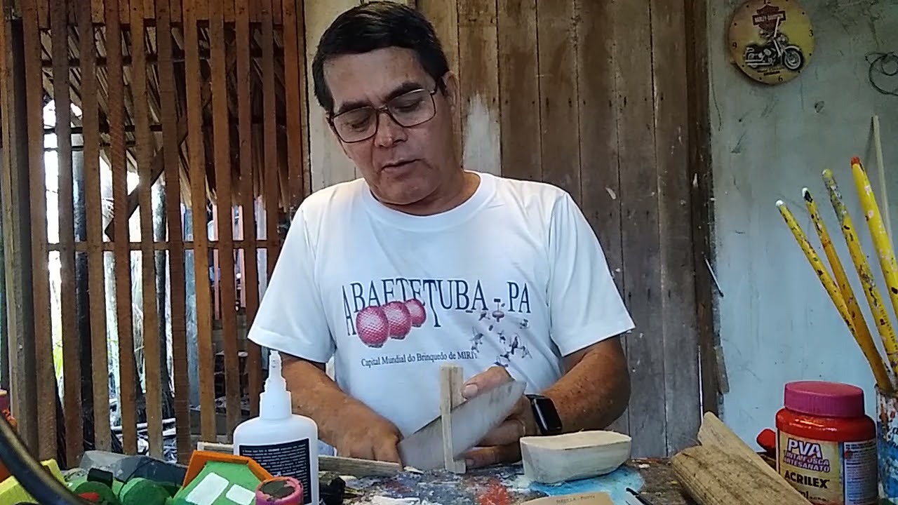 Produção de barcos de miriti