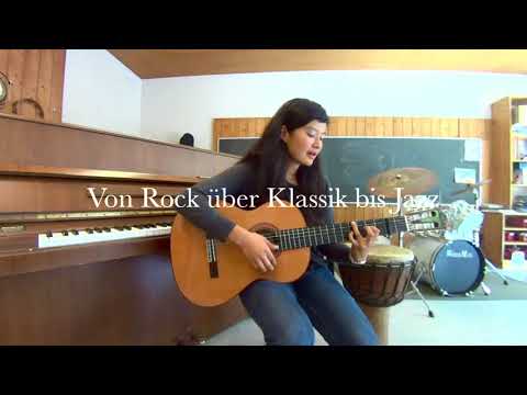 Strumming and singing / Begleitgitarre