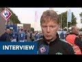 ADO-trainer Fons Groenendijk overlegt met spelers over speelwijze