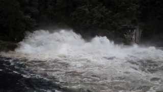 preview picture of video 'Fontana Dam Spillway Water Release July 5, 2013'
