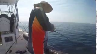preview picture of video 'Deckies first attempt at Jigging A Kingfish'