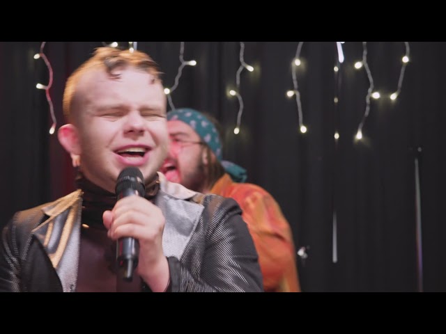 Święta już za rogiem, a my mamy przyjemność przedstawić Wam drugi teledysk, stworzony przed  studentów Produkcji Audiowizualnej.  