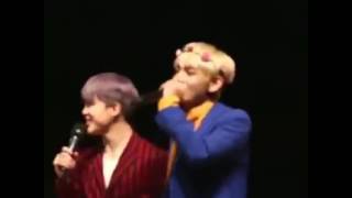 Jimin e Taehyung cantando Begin (Solo JungKook) - Bangtan Boys