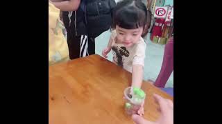 Bé Min bán nước quá trời khách hàng ủng hộ