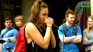 Download lagu PENGAMEN CEWEK INI AWALNYA DICUEKIN TERNYATA SKILLNYA LUARRR BIASA !!! mp3