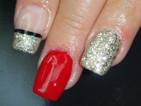 uñas pintadas de rojo con dorado