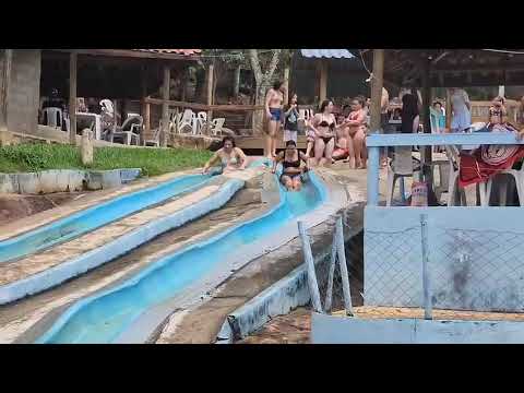 As meninas descendo no toboágua 