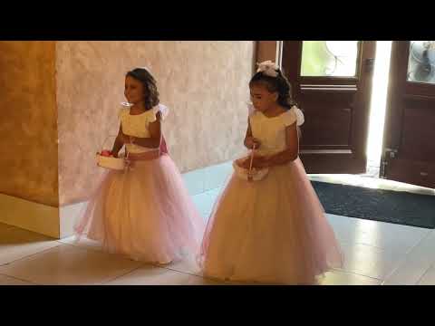 Linda entrada das floristas com a música velha infância