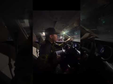 Santa Fe Klan jugando Carreras en su auto con unos fanáticos que en la noche se....