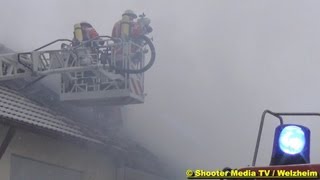 preview picture of video 'DACHSTUHLBRAND IN WELZHEIM - Die Feuerwehr hatte mit viel Rauch zu kämpfen - [Umsetzung DLK]'