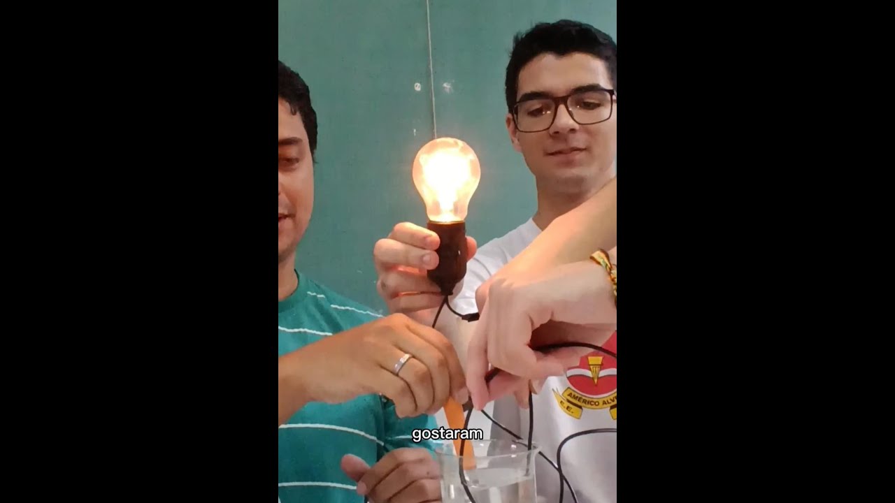 Por que a água salgada conduz melhor a eletricidade? experiência ligação iônica #ciencia #quimica