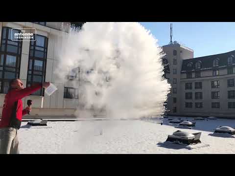 Heißes Wasser in frostiger Luft wird zu Schnee: Der Test