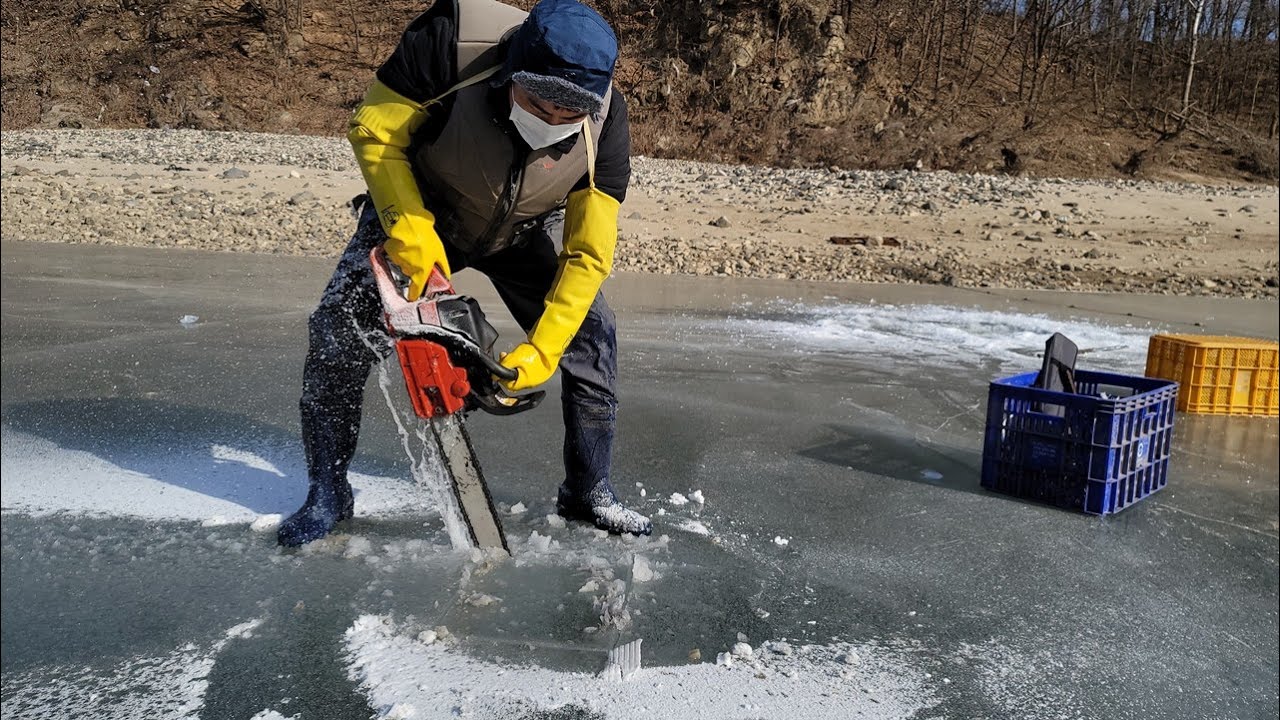 놀라지마세요. 영하20도 얼음을 전기톱으로 뚫었더니 생기는 일