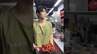 Download lagu Apakah kamu suka makanan laut? 😳 #china #chineseboy #waiter #seafood #handsome mp3