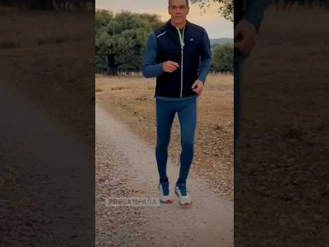 Pedro Sánchez corre con Carlos Cuerpo para un vídeo de precampaña