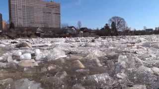 preview picture of video 'Ледоход на реке Тосна г. Никольское 18.04.2013'