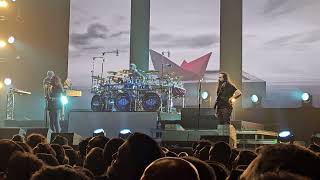 Mike Portnoy interrupts the show by reporting to his bandmates that a fan appears to have fainted!😧😰