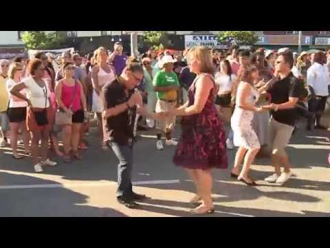 Bailando Lo Mejor de SALSA en Las Calles de Toronto!