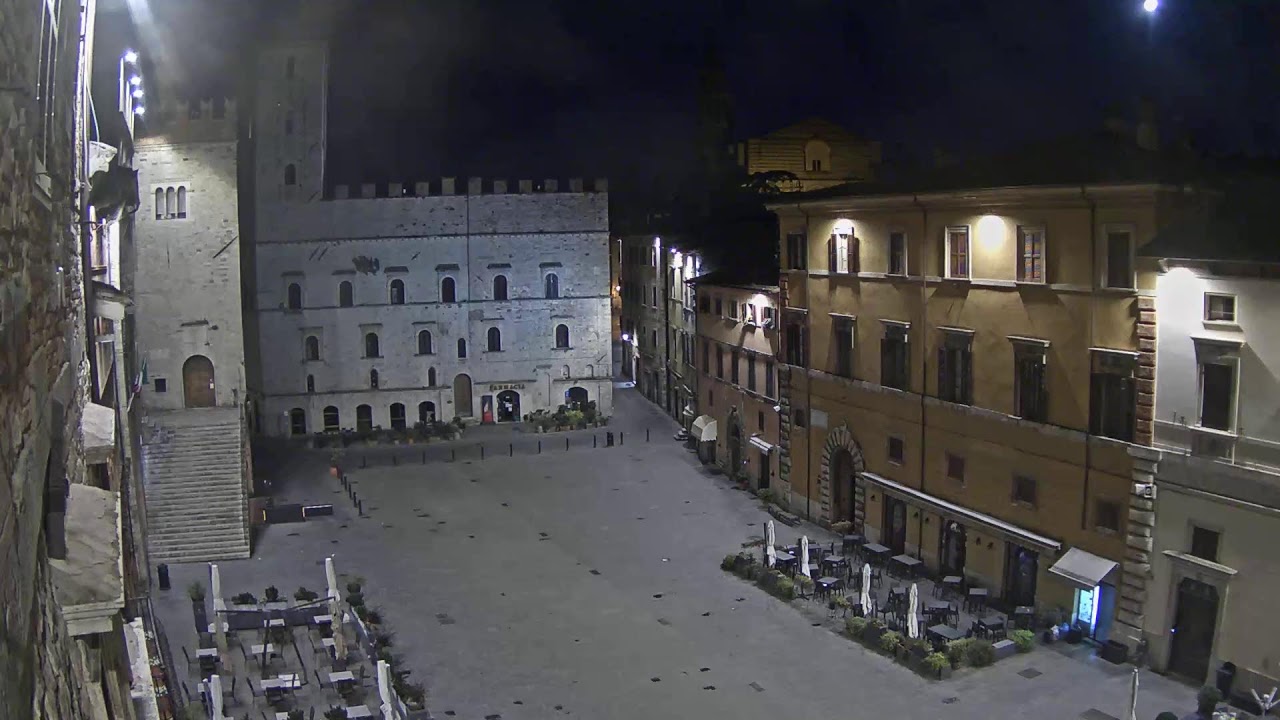 Live webcam view of Piazza del Popolo Medieval Heart