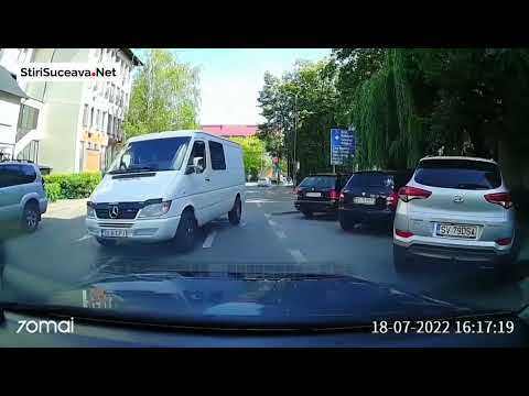 Dubă pe contrasens, la semaforul de lângă IPJ Suceava