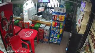 La violenza della scossa di terremoto a Pozzuoli nel video delle telecamere di sorveglianza: ball...