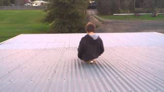preview picture of video 'Penny Boarding On A Roof'