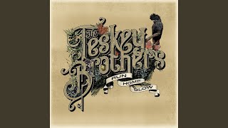 Kadr z teledysku Rain tekst piosenki The Teskey Brothers