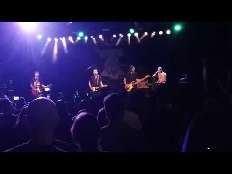 Dave Hause play CindyLauper song, for Paceshifters...Arena Vienna 4.10.2017