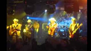 EN LA PUERTA DE ESA CASA LOS RIELEROS DEL NORTE -CANTA POLO URIAS