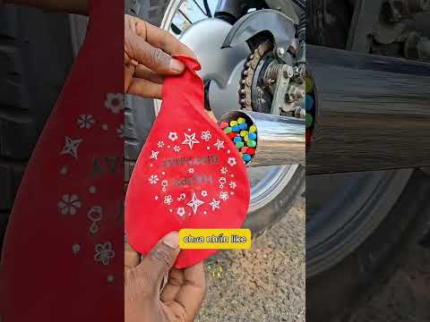 Ba nhét bút chì của mình vào bô xe máy 😭