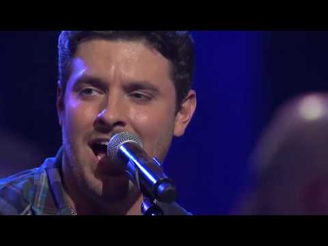 Chris Young - Don't Close Your Eyes  (Live at the Grand Ole Opry)