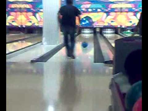 Bruno Mafra no boliche escorregando kkkkk