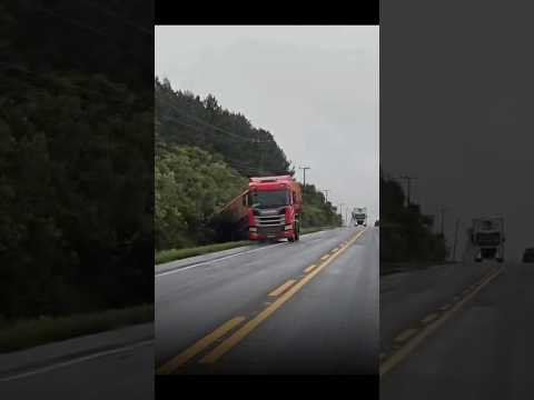 Carreta sai da pista na PR-151 em São João do Triunfo — veja o que aconteceu