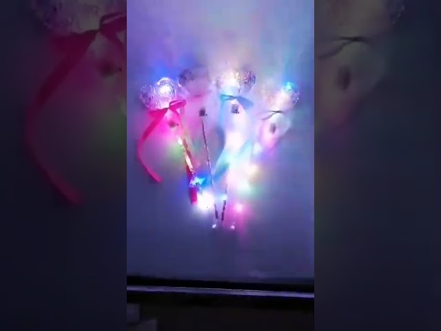 Vídeo relacionado con Varita Magica Luminosa Niñas, Collar Pulseras Luminosas LED de Copo de Nieve Varita de Hadas de Copo de Nieve con Luz y Sonido Juguetes Iluminados de Disfraz de Princesa Regalo de Cumpleaños y Navidad
