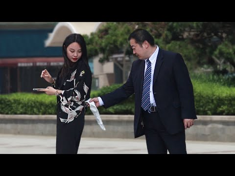 當看到女生身後掛著廁紙卻不自知，路人們會怎麼做呢？