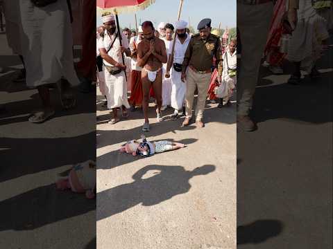 माँ ने अपने बच्चे को संत दादागुरु की राह में लिटा दिया तब!#viral #reels #shrots#dadaguru#parikrama