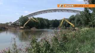 preview picture of video 'KOMATSU PC240 SLF - prekopanie rieky Hron'
