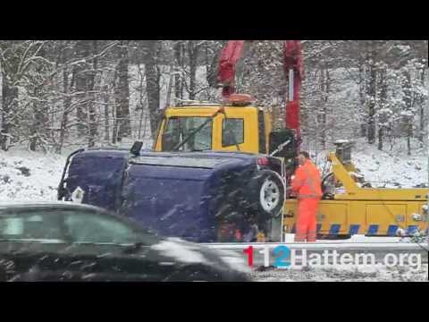 Auto met trailer op de kop door gladheid A50 Hattem - © 112Hattem.org