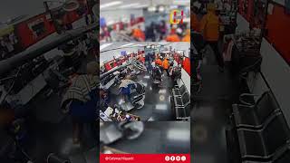 Una camioneta todoterreno se estrella contra la pared de una barbería en Houston, Texas