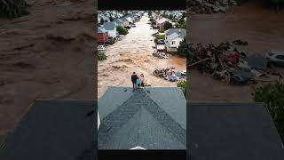 Download lagu Suasana terjebak diatas rumah saat banjir bandang#s mp3