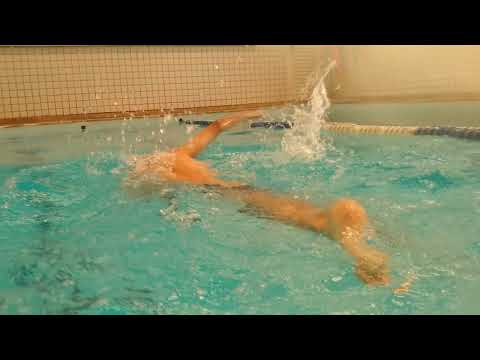 Marcos nadando na piscina funda