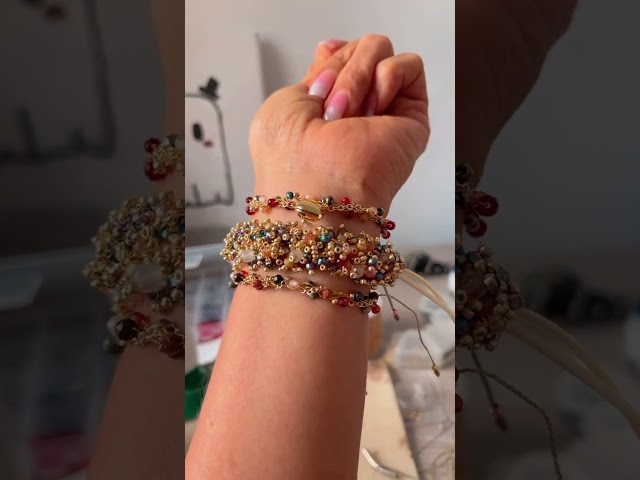 Vídeo relacionado con JOYIN 30 pulseras de animales, bandas de bofetada súper pulseras de muñeca para bolsas de fiesta para niños (30 diseños), paquete de recuerdos de fiesta de cumpleaños, rellenos para la canasta de