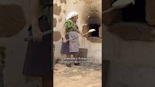 #SHORT | PAN CASERO en un horno de leña tradicional (Vídeo completo en mi canal)
