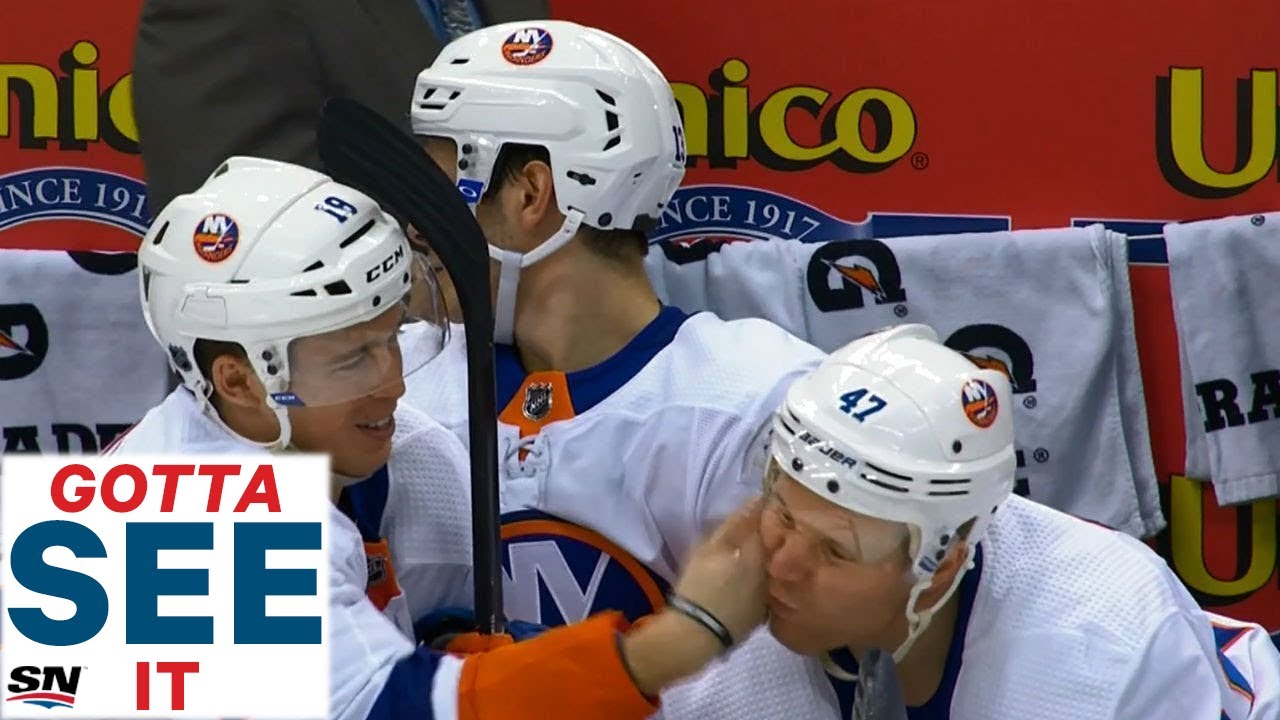 Vidéo:  Ils se font des petites TAPOCHES sur le banc..