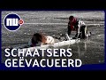 Brandweer evacueert schaatsers van smeltend ijs Haagse Hofvijver met ladders | NU.nl