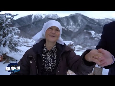 Nana e kalle atmosferen ne mes te Malit me kendimin dhe Vallzimin e saje