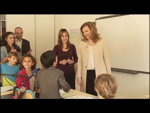 .Valérie Trierweiler visite une école à Alger