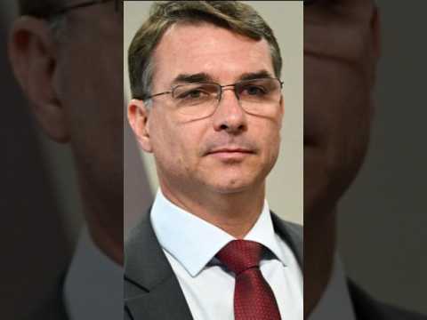 "MUITO ALEGRE COM O RESULTADO DESSAS ELEIÇÕES", DIZ FLÁVIO APÓS VISITAR JAIR BOLSONARO