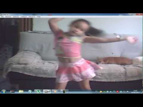 menina dançando kuduro..      